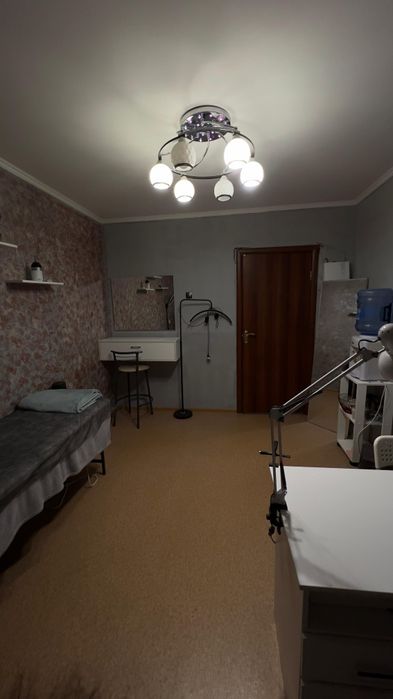 Сдаётся кушетка, стол визажиста