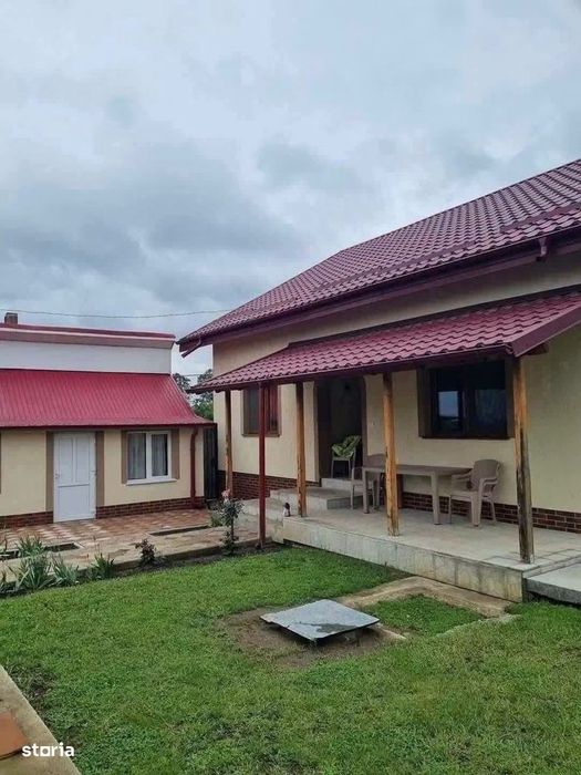 De vanzare vila la 5 min de Roman compusa din 7 camere, 1500mp teren