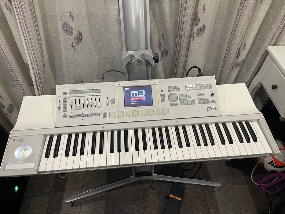Продавам korg m3 като нов + калъф на korg