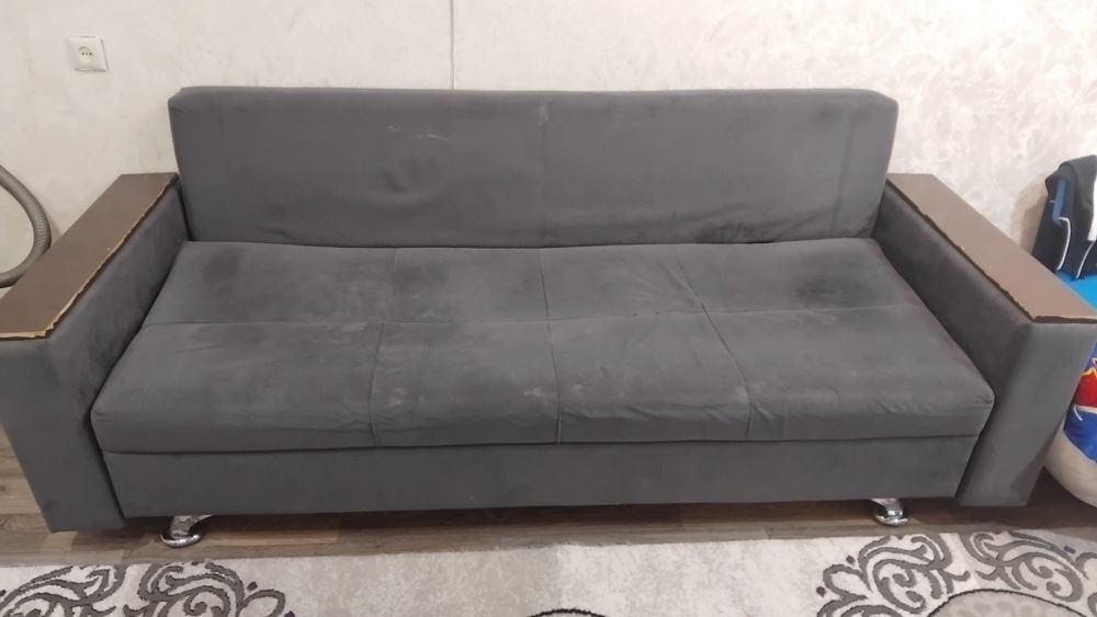 Шкаф для спальни, в придачу диван.