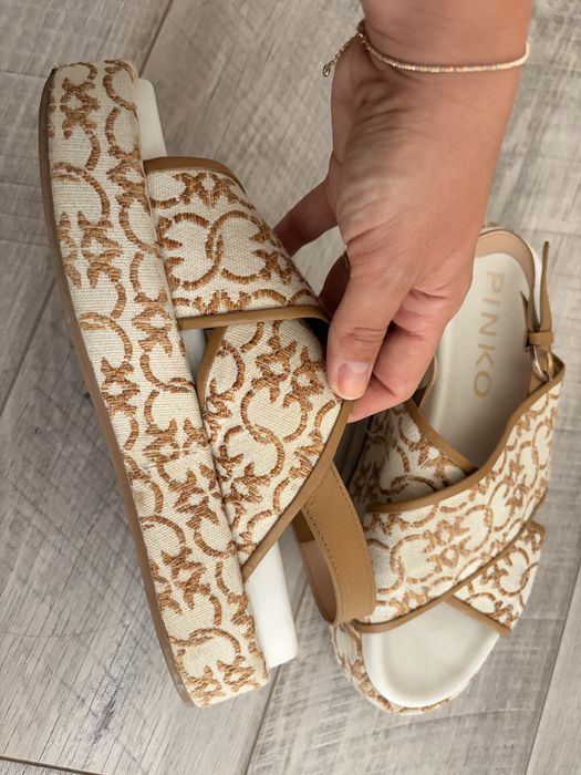 Сандали Pinko с кожа