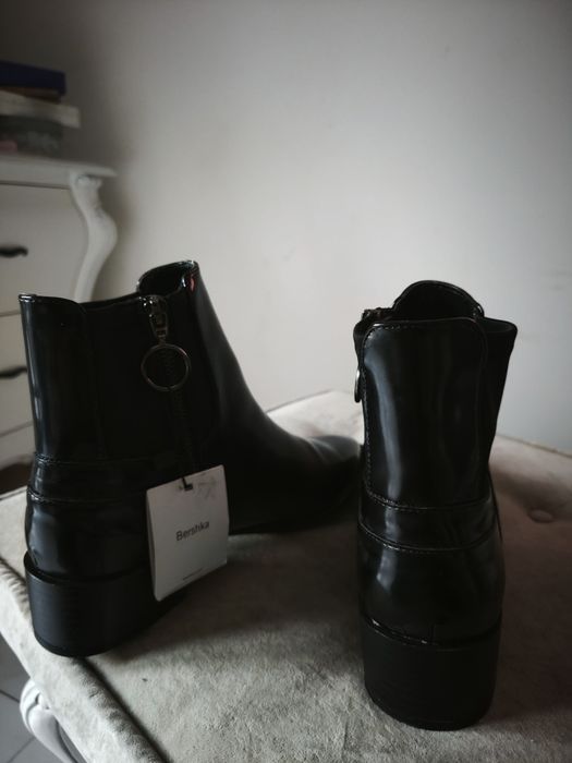 Ghete ciocate Bershka mărimea 40