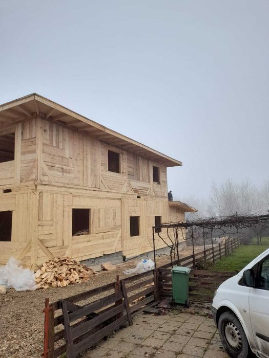 Case din lemn si montaj acoperis si tabla