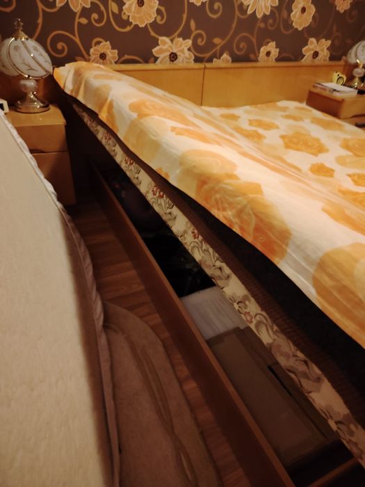 Vând pat dormitor cu saltea separat  500 lei patul și 500 lei salteaua