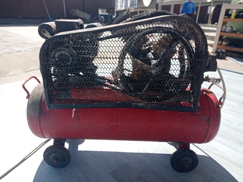 Воздушный компрессор 100 л рабочий.