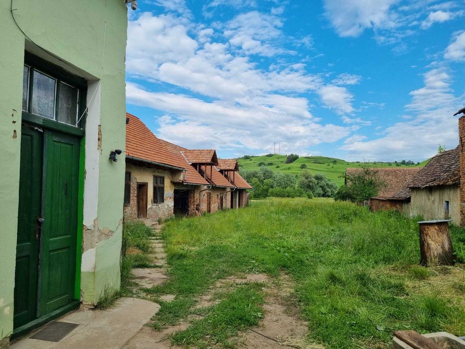 Casa saseasca de vanzare, gradina mare cu panorama- Pelisor