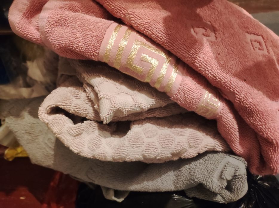 Полотенце 4 штуки б у размер 1*0,5 продаётся