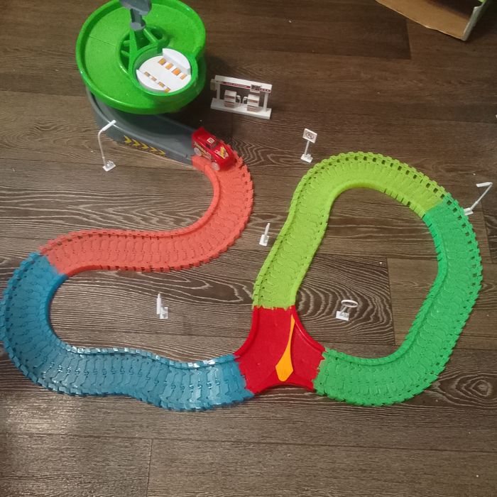 Срочно продам Автотрек с машинкой от батарейки