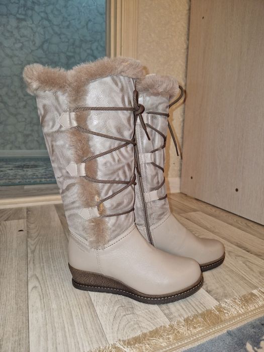 Продается женские сапоги