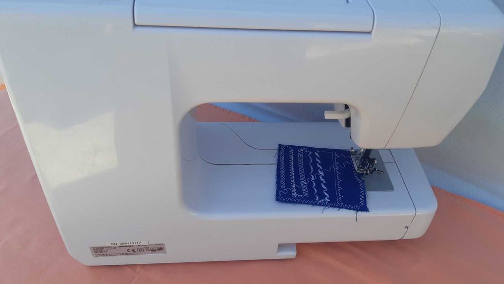 Mașină de cusut electromecanică