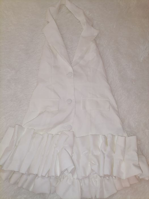 Бяла ефектна рокля с гол гръб