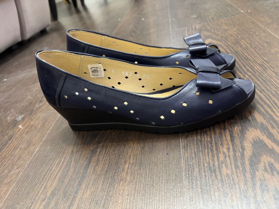 Pantofi decupați din piele