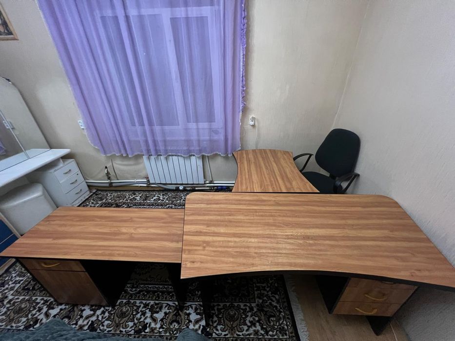 Офисные столы  комфортные комплект 3шт