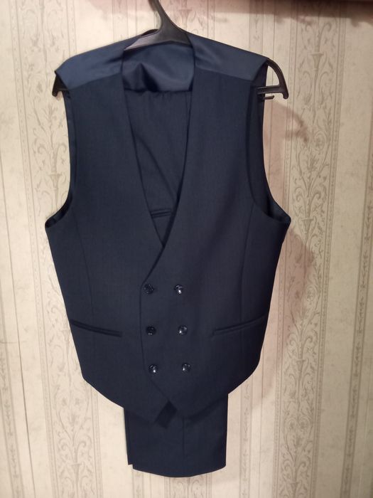 Kostyum shim kamzuli bilan