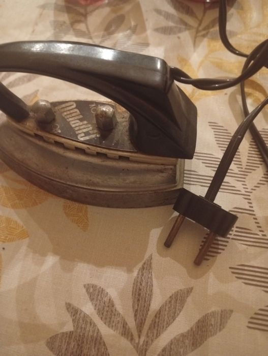 Vând mini fier de calcat ani 60