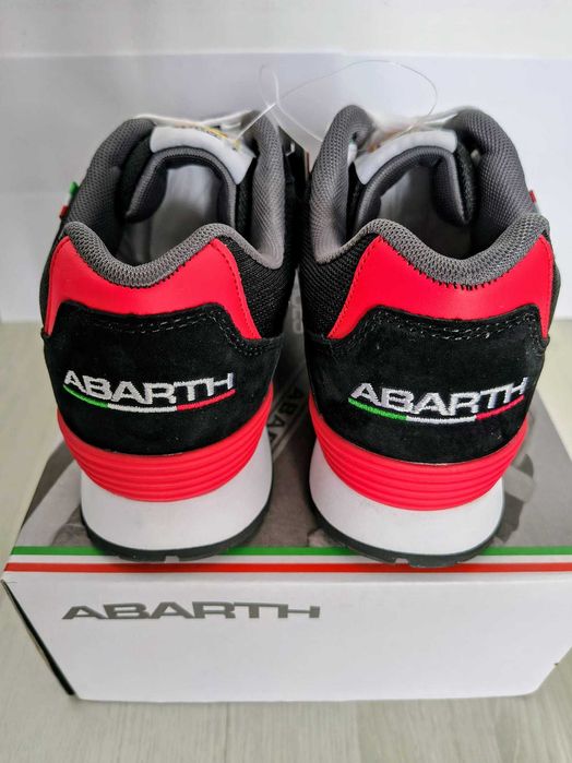 Vând 2 perechi pantofi sport Abarth, mărimea 43, în cutie originală.