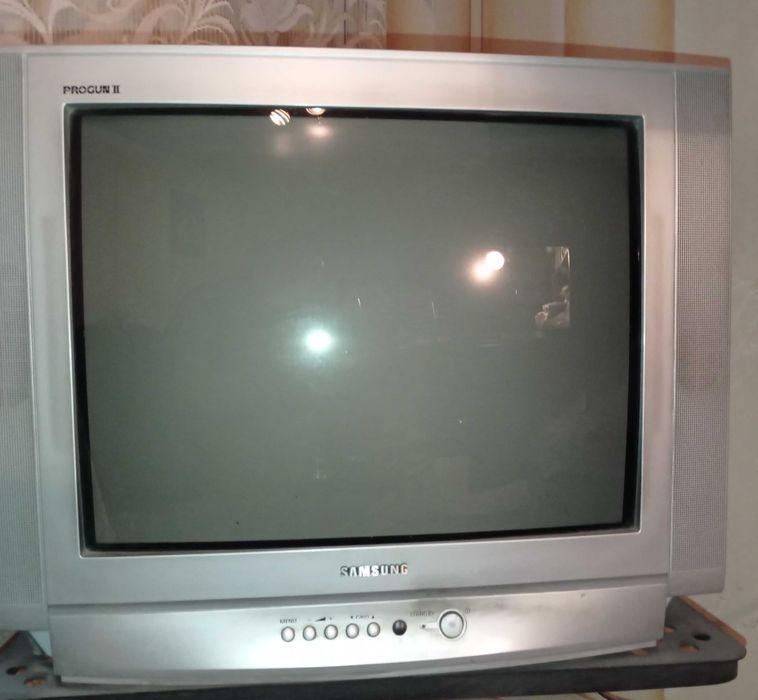 Телевизор марки SAMSUNG