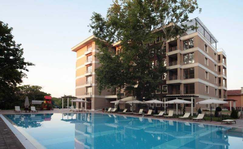 Тристаен с паркомясто в к.к. Св.  Константин и Елена