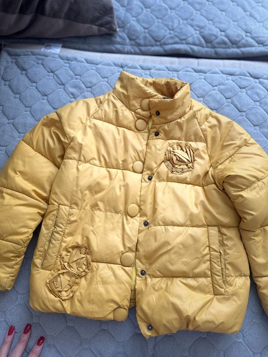 Продам куртки на девочку