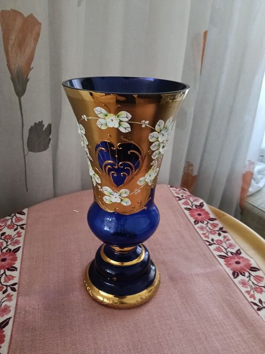 Mașină de scris și Vază placată cu aur