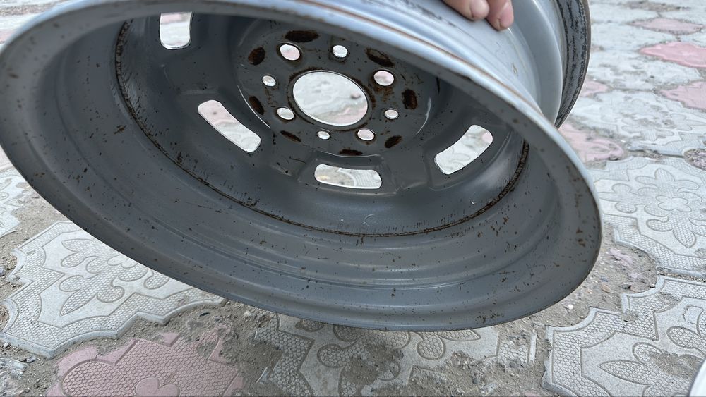 Продам серебристый диск на R13