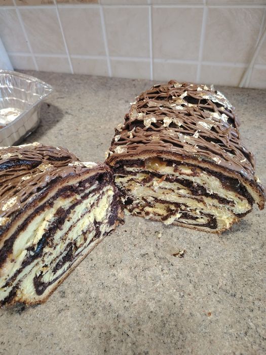 Preiau comenzi cozonaci de casa  cu ciocolată si fistic sau tradiționa