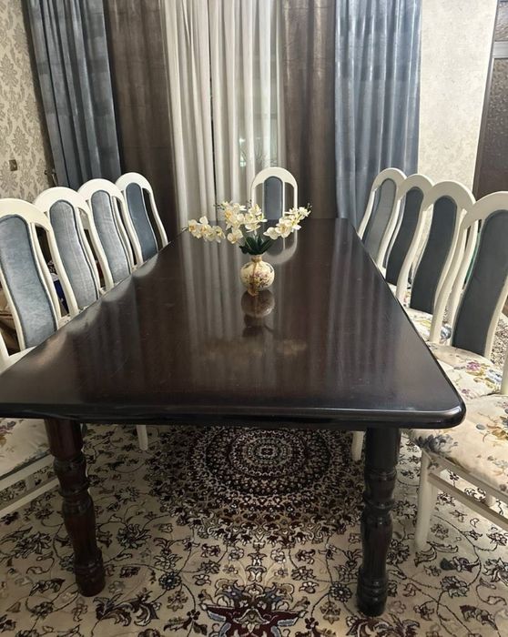 Мехмонхона учун стол сотилади, 10-12 кишилик, холати яхши стулари йук!