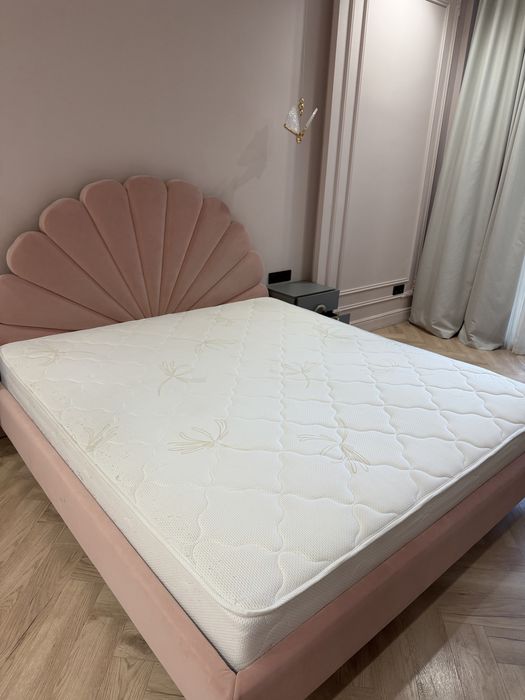 Продам. Срочно кровать 215 на 190 без матраса