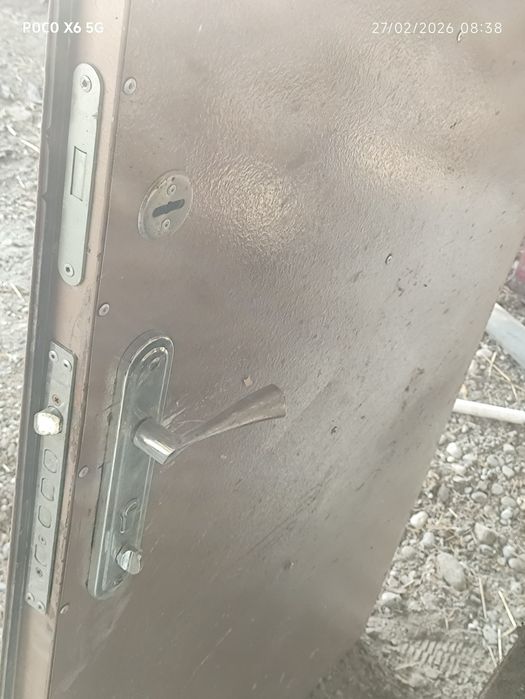 Темир эшик сотилади.