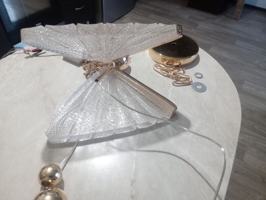 Продам люстру в виде бабочки