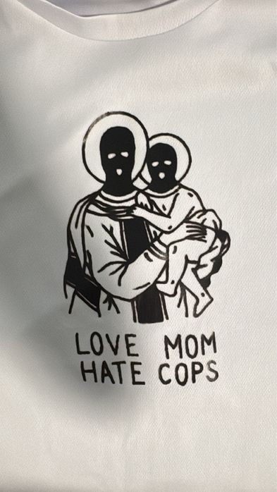Тениска - “Love mom, hate cops”