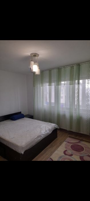 Apartament cu 3 camere de închiriat