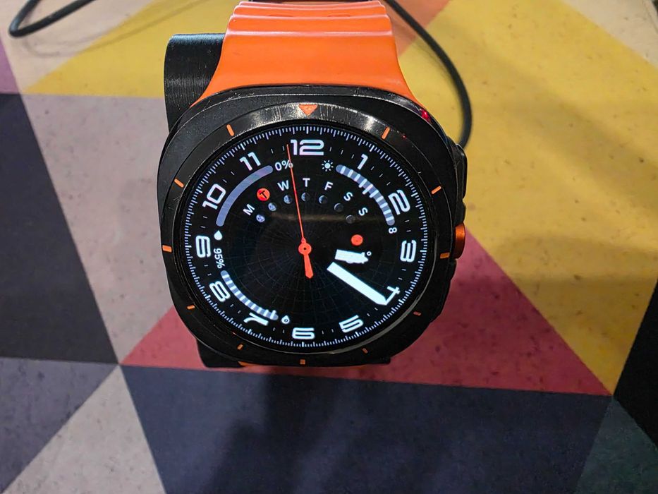 Samsung Galaxy Watch Ultra (2024) + stand cadou