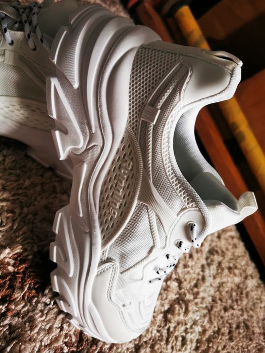 Кроссовки. Новые. Лёгкие.