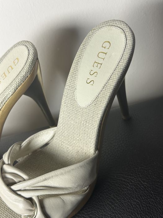 Sandalute cu toc Guess