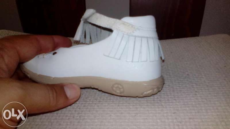 Продавам фирмени детски обувки от естествена кожа