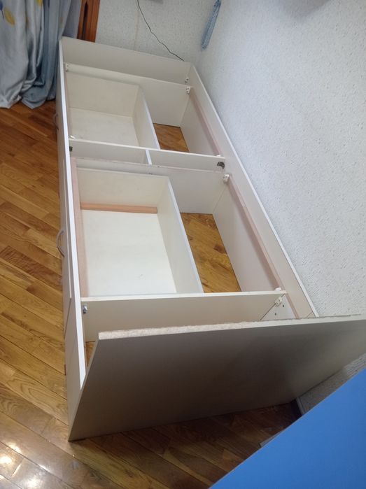 Срочно продаётся кровать и письменный стол.