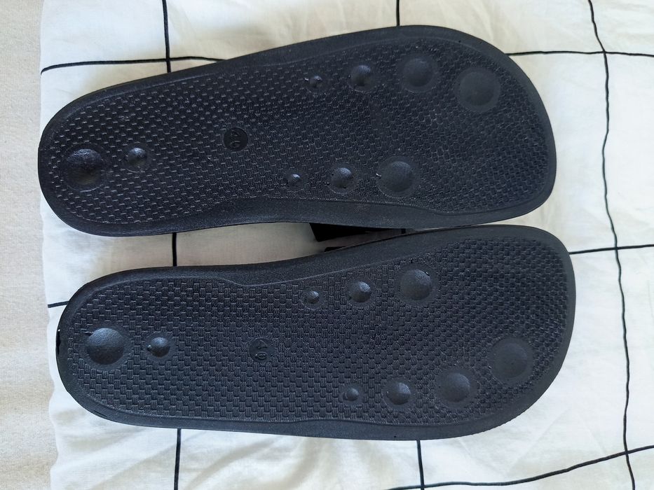 Șlapi de plajă Givenchy, și nu numai, merg și casual elegant