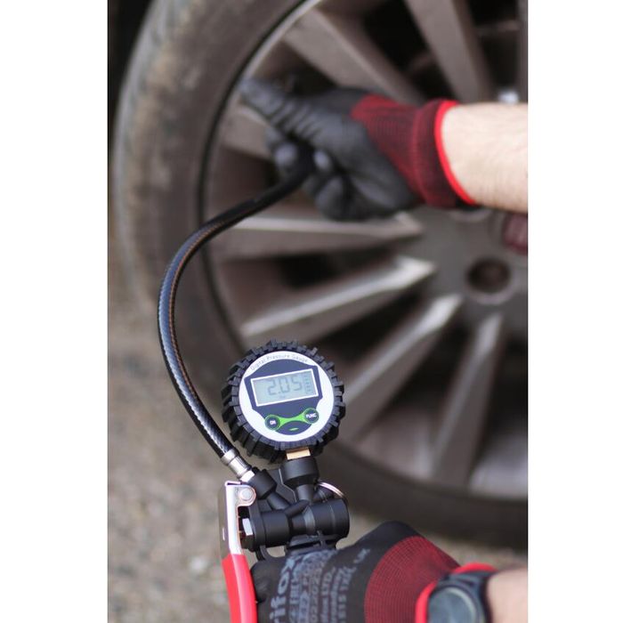 Pistol pneumatic pentru umflat roti cu manometru si afisaj digital