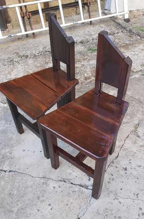 Два ръчно изработени дървени стола
