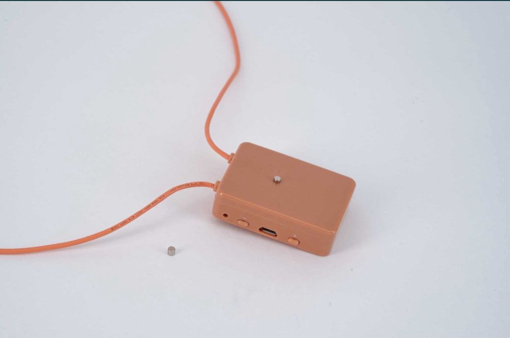 Chirie cascuta cutie GSM magnetica pe timpan