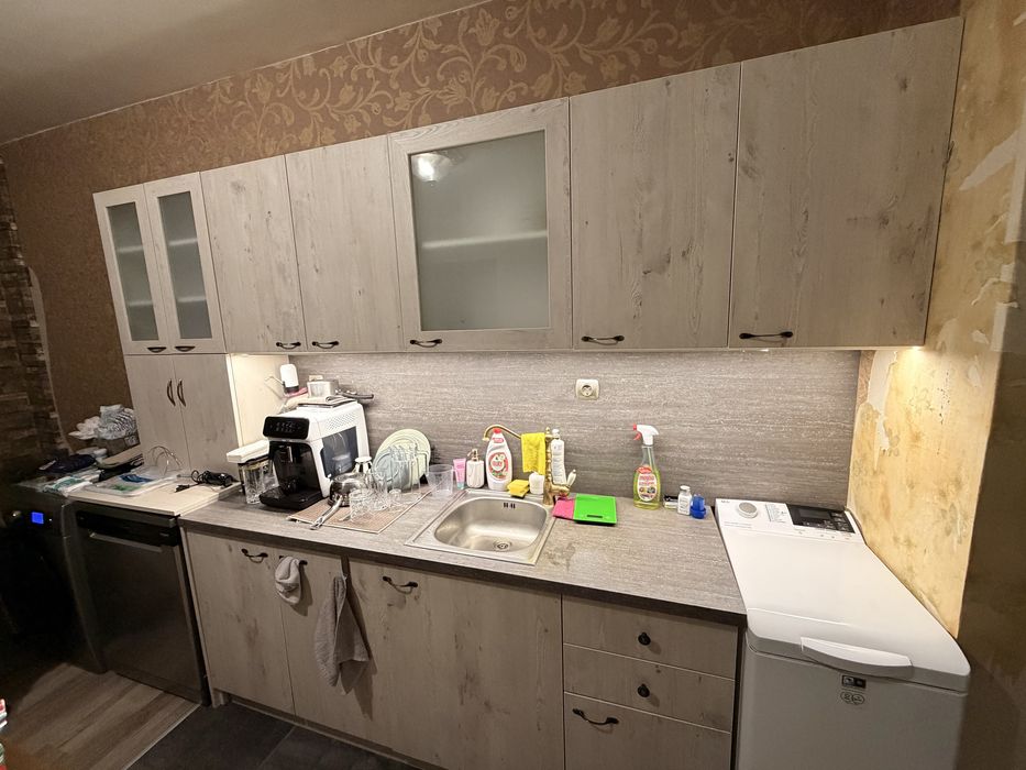 Продава се кухня и фурна с котлони.