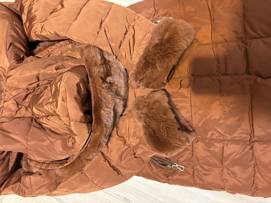 Geaca dama , ii lipseste cordonul din talie