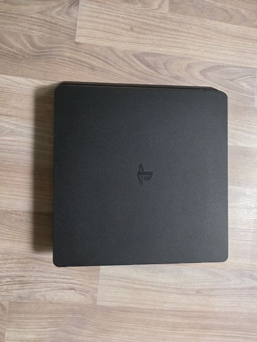 Продам PlayStation 4 Slim