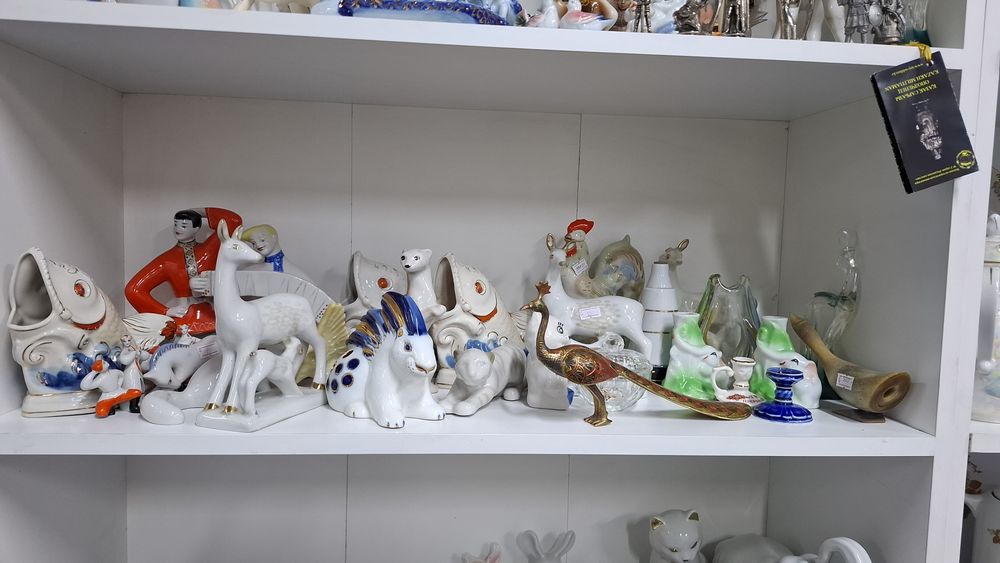 В продаже статуэтки