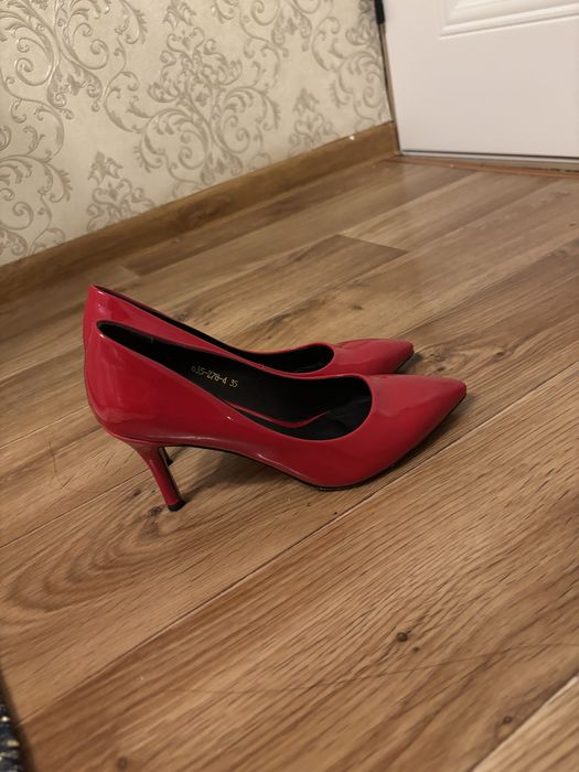 Модные красные  туфли