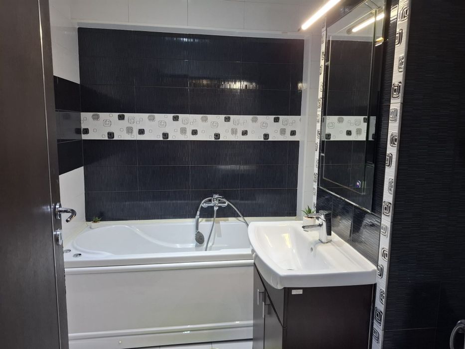 Inchiriez apartament cu două camere.