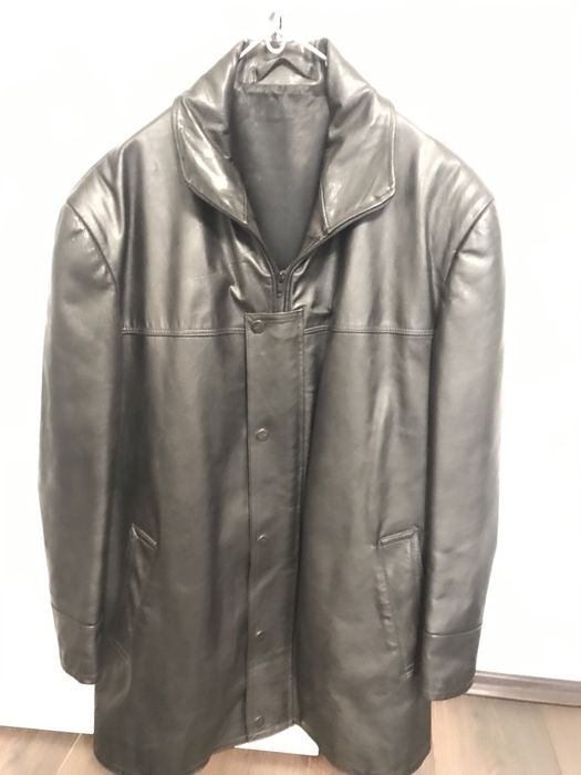 Vand haina piele neagra stare fisrte buna