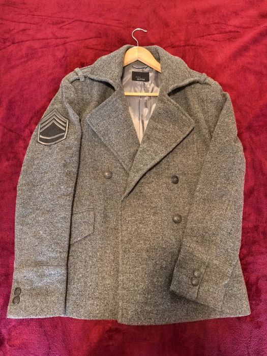 Palton Zara, 70% lână cu epoleți și insignă
