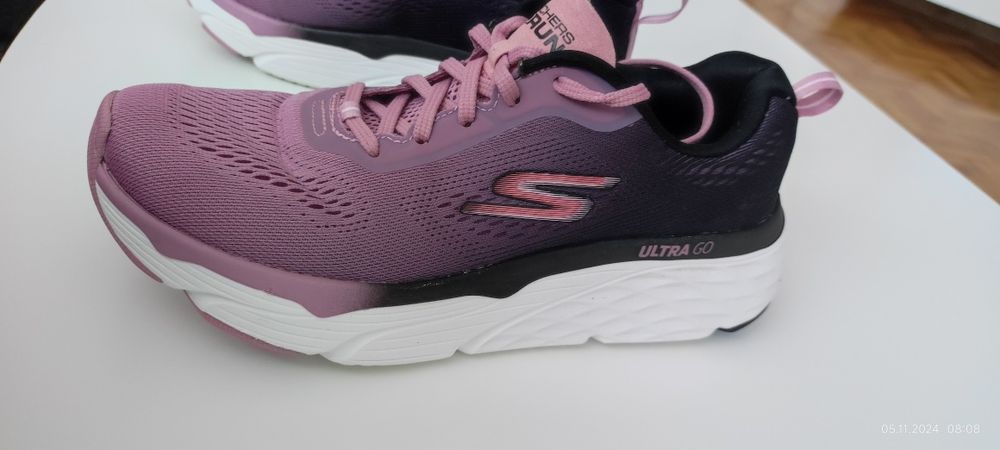 Skechers GOrun Max Cushioning Elite.